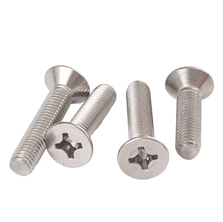 ¿Cuál es la principal diferencia entre los tornillos de cabeza plana y los tornillos avellanados?