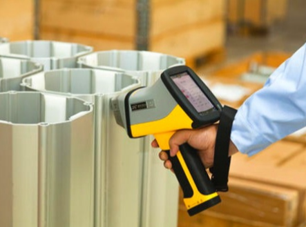 ¿Se pueden utilizar soluciones químicas e imanes para identificar rápidamente la autenticidad de los sujetadores de acero inoxidable?