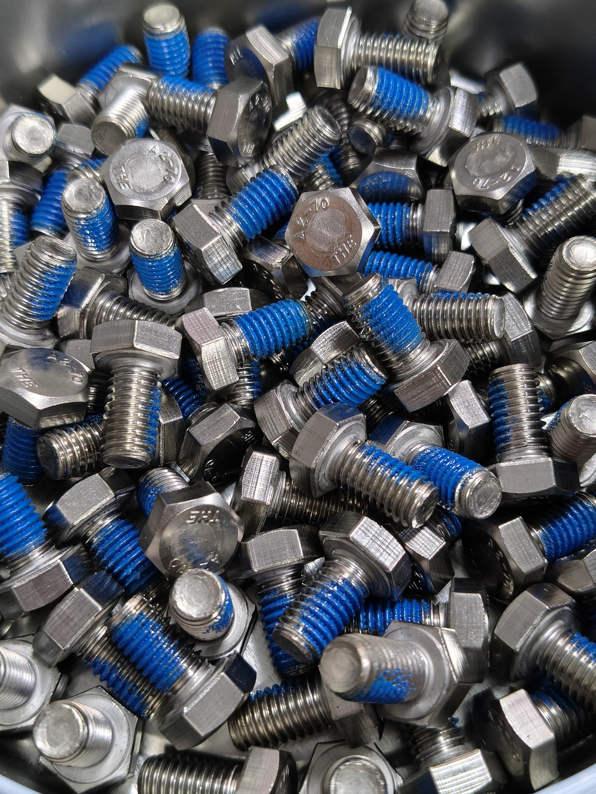 ¿Por qué los adhesivos fijadores de roscas se clasifican en adhesivos químicos y adhesivos de nailon?