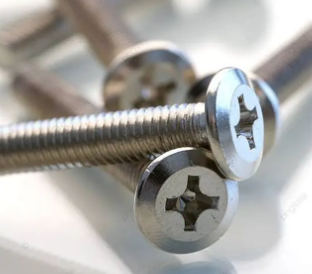 Comparación de rendimiento de tornillos martensíticos y austeníticos