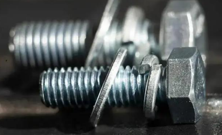 ¿Cuáles son las funciones respectivas de las arandelas elásticas y las arandelas planas?