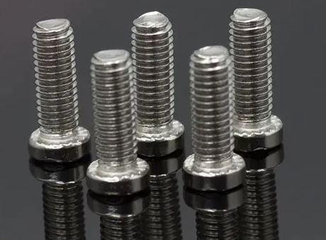 ¿Qué causa la decoloración en los tornillos de acero inoxidable?